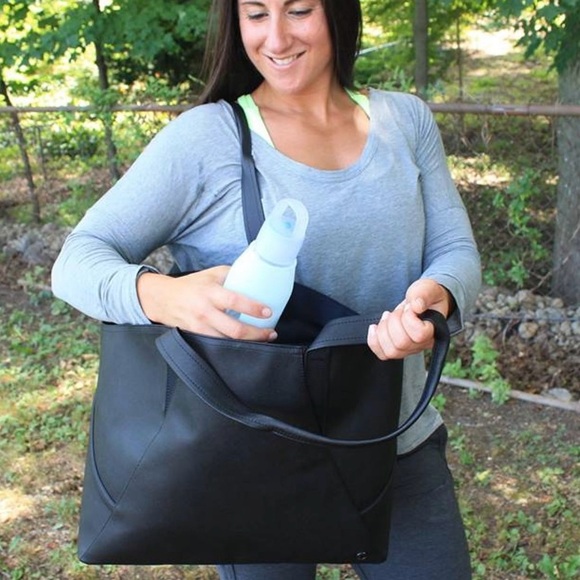 Lululemon All Day Large Tote in Black - Picture 15 of 16
